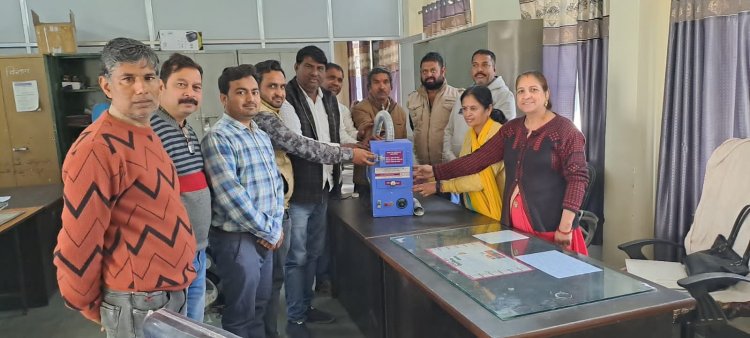 चिक्सी पंचायत की स्वच्छता की और सराहनीय पहल, विद्यालय को भेंट की सेनेटरी पेड डिस्पोज मशीन।