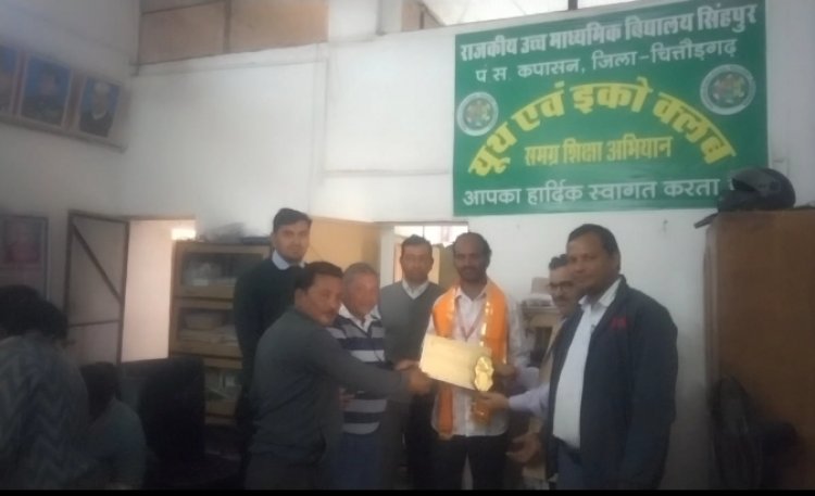 कार्यालय पंचायत प्रारंभिक शिक्षा अधिकारी द्वारा पत्रकार को किया सम्मानित