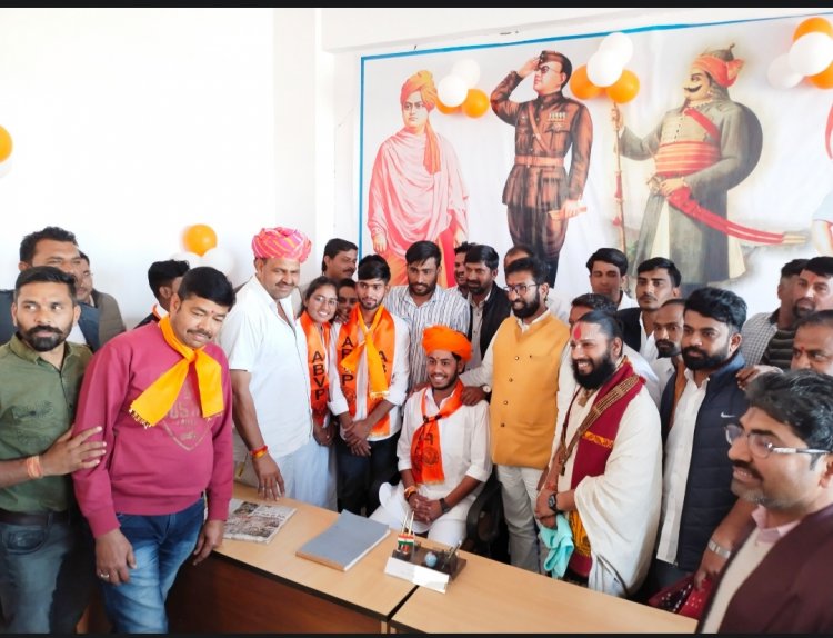 कपासन में छात्रसंघ कार्यकारिणी का शपथ ग्रहण : संत अनुदास बोले- विनम्रता से बना जा सकता है श्रेष्ठ , कॉलेज में लगेगी सुभाषचंद्र बोस की मूर्ति