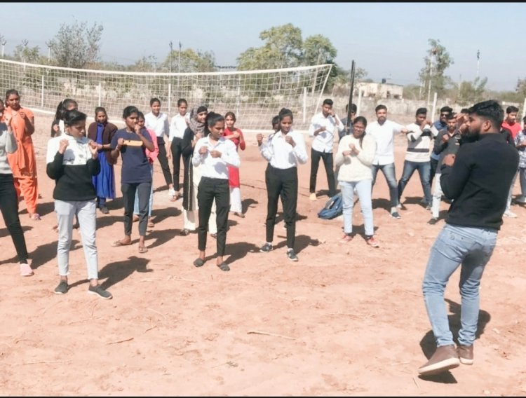 गवर्नमेंट कॉलेज में एनएसएस के शिविर का हुआ आयोजन : छात्राओं को सिखाए सेल्फ डिफेंस के दाव , बॉक्सिंग , जूडो कराटे का दिया प्रशिक्षण