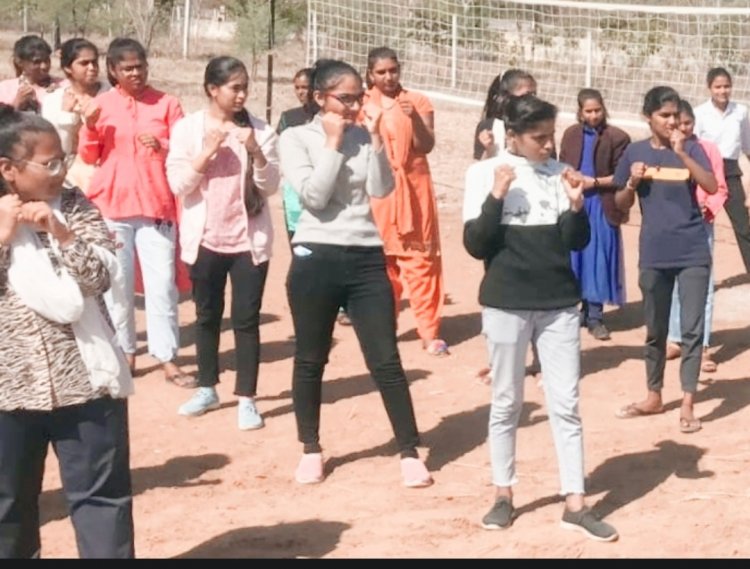 गवर्नमेंट कॉलेज में एनएसएस के शिविर का हुआ आयोजन : छात्राओं को सिखाए सेल्फ डिफेंस के दाव , बॉक्सिंग , जूडो कराटे का दिया प्रशिक्षण