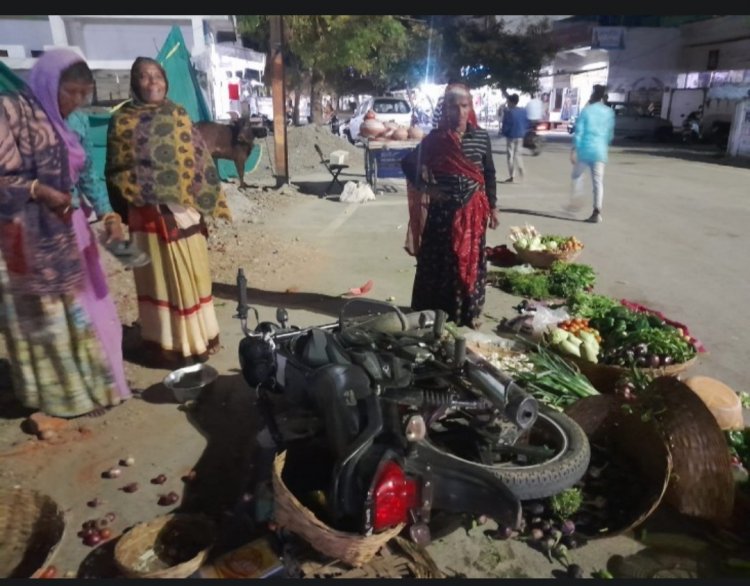 स्टंट करते हुए सब्जियों की टोकरियों में गिरे तीन युवक : एक ही बाइक पर सवार थे तीनों , पुलिस ने गाड़ी को किया जब्त