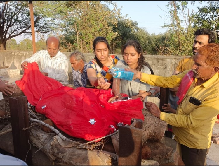 कपासन में बेटियों ने बेटे का फर्ज निभाया : मां की अर्थी को दिया कंधा , चिता को भी दी मुखाग्नि