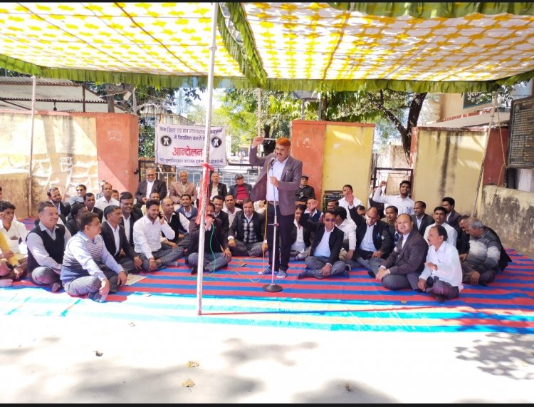 एडीजे कोर्ट स्थाई करने की मांग : बार एसोसिएशन ने न्यायिक कार्यों का किया बहिष्कार , कोर्ट के गेट पर दिया धरना