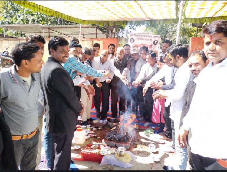 वकीलों ने किया सरकार के लिए सद्बुद्धि यज्ञ : एडीजे कोर्ट की मांग को लेकर आंदोलन तीसरे दिन भी जारी , न्यायिक कार्यों का किया बहिष्कार