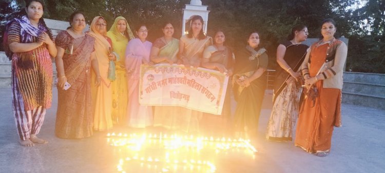 गांधीनगर महिला संगठन ने शहीद स्मारक पर पुलवामा के शहीदों को श्रद्धांजलि दी।
