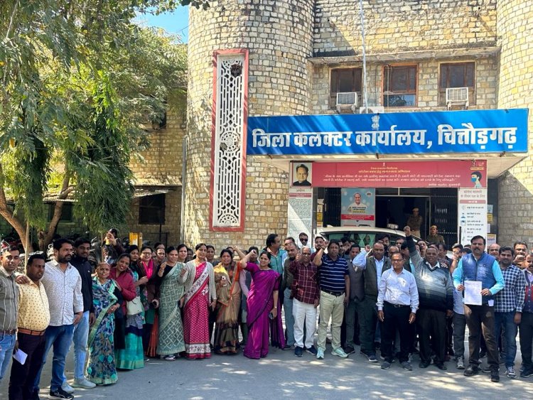 मंत्रालयिक कर्मचारीयो ने कलेक्ट्रेट मे बजट घोषणा के चेप्टर की होली जलाई, मांगो को लेकर सौंपा ज्ञापन।