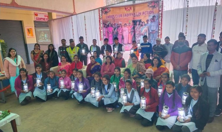 अध्ययन मे ना हो असुविधा के लिए आदित्य ने शुरुआत की25 विद्यार्थियों को सोलर लैम्प बांटे।