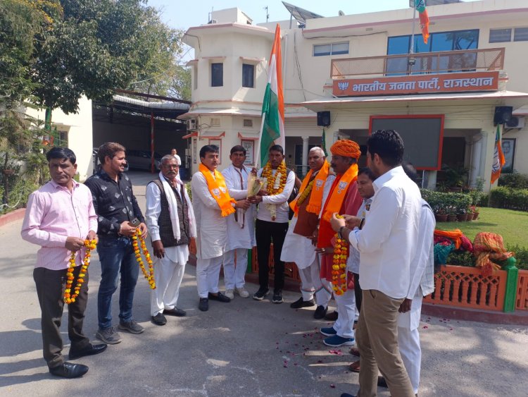 जनसंख्या नियंत्रण क़ानून कि मांग को लेकर पैदल निकले जयपाल भाजपा प्रदेश कार्यलय पहुचे, किया स्वागत।