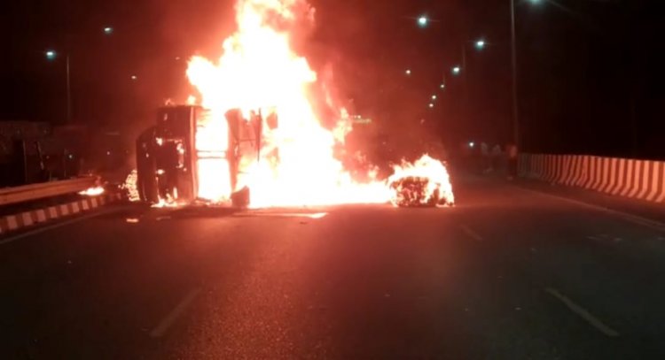 नपानिया पुलिया पर ट्रक का टायर फटा, पलटे ट्रक मे लगी आग, सारा सामान जलकर राख हुआ।