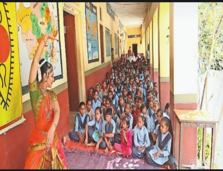अंतर्राष्ट्रीय कलाकार कीर्ति रामगोपाल द्वारा प्रस्तुतियां दी : भरतनाट्यम की आज दो स्कूलों में प्रस्तुतियां