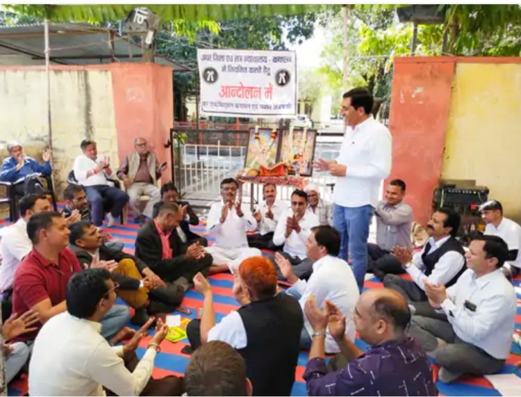 वकीलों ने धरना स्थल पर किया सुंदरकांड का पाठ : एडीजे कोर्ट में स्थाई करने की मांग को लेकर पांच दिन से कर रहे हैं धरना