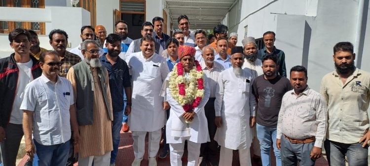 अल्पसंख्यक छात्रावास के रूप मे मिली शानदार सौगात तो मुस्लिम समाज ने राज्यमंत्री का स्वागत किया।