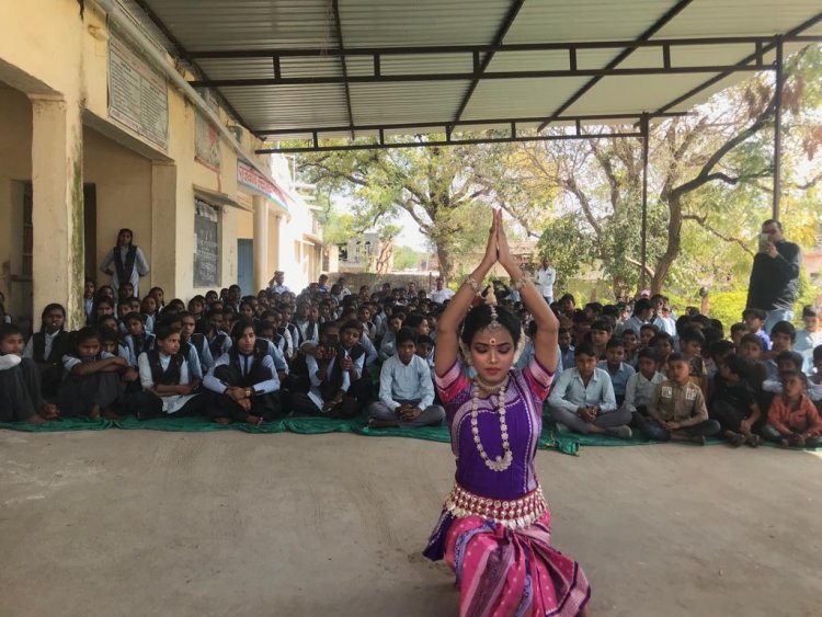 स्पिक मैके के तत्वावधान में मरमी एवं नेवरिया विद्यालय में ओडिसी नृत्य की प्रस्तुतिया हुई ।