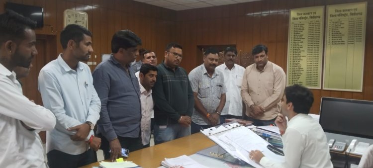 हिन्दुस्तान जिंक के खिलाफ कांग्रेस पदाधिकारियों ने जिला कलेक्टर को ज्ञापन सौंपा।