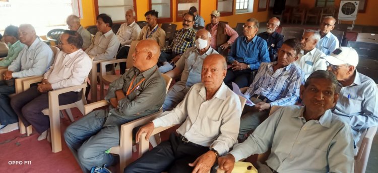 वरिष्ठ नागरिक मंच सेंथी कि बैठक हुई। श्रीमद्भागवत गीता को पाठ्यक्रम में शामिल कि बात कही।