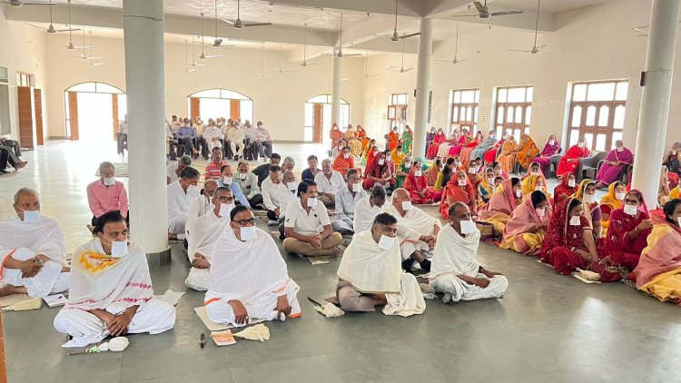 गुरु अंधकार से प्रकाश की ओर ले जाना वाले मार्गदर्शक है: कोमल मुनि।
