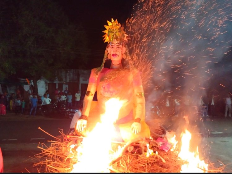 कपासन में 25 फीट की होलिका का दहन: इको  फ्रेंडली होलिका रही आकर्षण का केंद्र