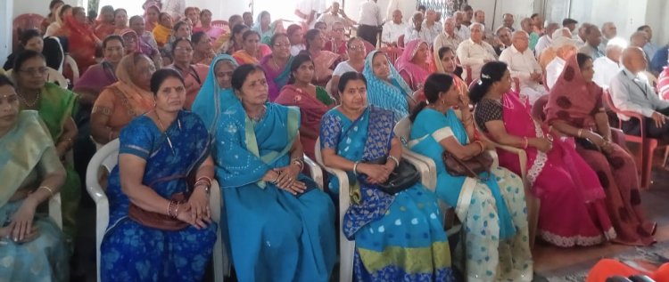 वरिष्ठ नागरिक मंच की अनूठी पहल, महिलाओं को ही समर्पित किया मंच, महिला शक्ति ही मंचासीन व वक्ता।