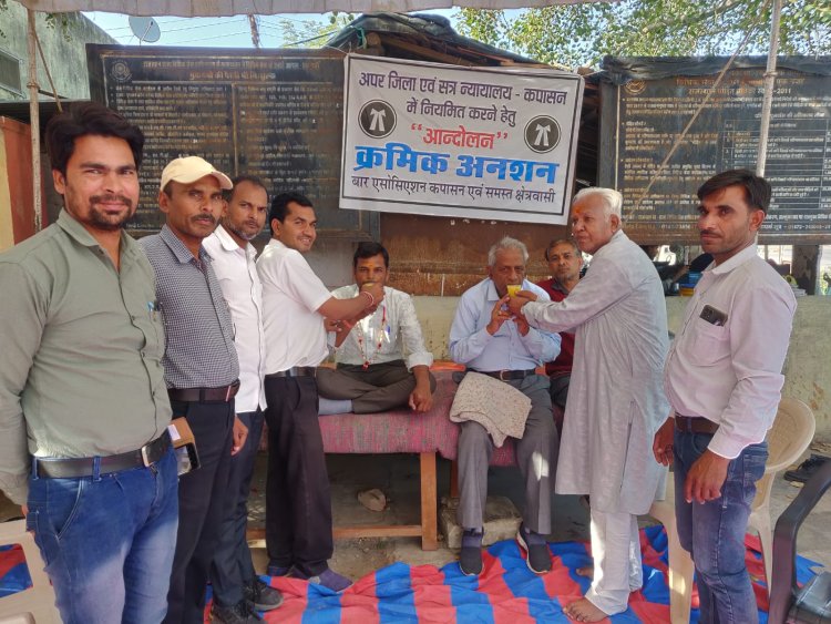 कपासन उपखंड मुख्यालय पर अधिवक्ताओं का आंदोलन 28 वें दिन भी जारी रहा ।