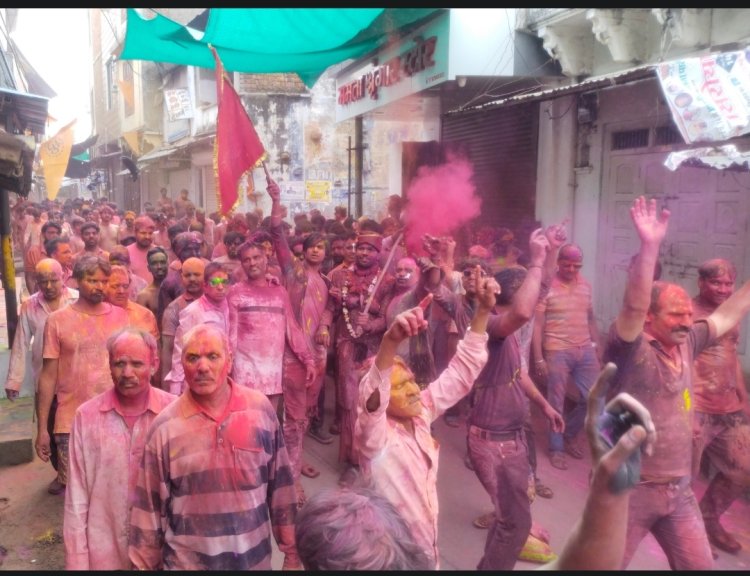 कपासन में अष्टमी पर खेली गई होली: कस्बे में  निकाली इलाजी की बारात, केमिकल रंगों की  जगह गुलाल से खेली होली