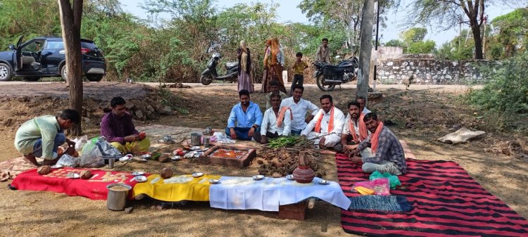 ग्राम वासियों ने पीपल पूजन कर दशा माता की स्थापना की। ‌