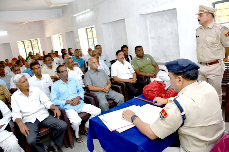 पुलिस कप्तान ने शंभूपुरा का वार्षिक निरीक्षण किया। थाने के सीएलजी सदस्यों से भी संवाद किया।