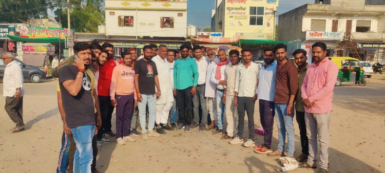 शम्भूपुरा में कार्यकर्ताओ ने सांसद जोशी के प्रदेश अध्यक्ष बनने पर आतिशबाजी कर ख़ुशी जताई।