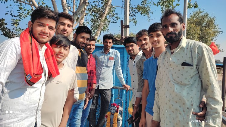 मुंगाना के बजरंग दल व विश्व हिन्दू परिषद के कार्यकर्ताओं ने श्रीराम सर्कल पर  विशाल भगवा ध्वज लगाया