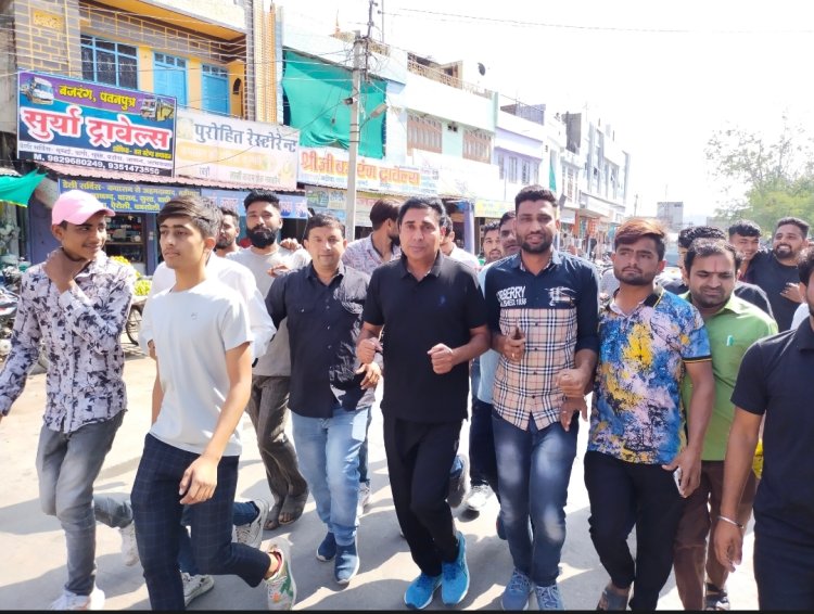 बहरोड़ विधायक ने कपासन में लगाई दौड़: 14  सूत्री मांगों को लेकर दौड़े, नुक्कड सभा को किया  संबोधित