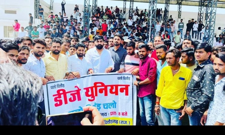 राष्ट्रीय लोकतांत्रिक पार्टी डी.जे. वाले भाइयो के समर्थन में कलेक्टर महोदय को ज्ञापन दिया