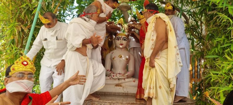 महावीर जयंती पर संबोधि धाम में हुआ महा मस्तकाभिषेक समारोह।