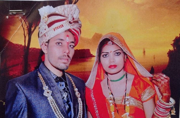 ग्राम पंचायत स्तरीय जन सुनवाई के दौरान हाथों-हाथ विवाह प्रमाण पत्र देकर प्रार्थी के चेहरे पर खुशी आई।