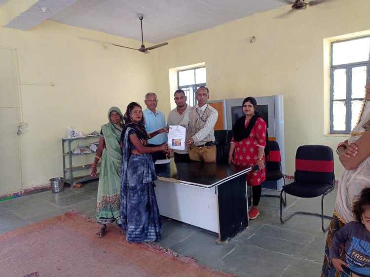 ग्राम पंचायत स्तरीय जन सुनवाई के दौरान हाथों-हाथ विवाह प्रमाण पत्र देकर प्रार्थी के चेहरे पर खुशी आई।
