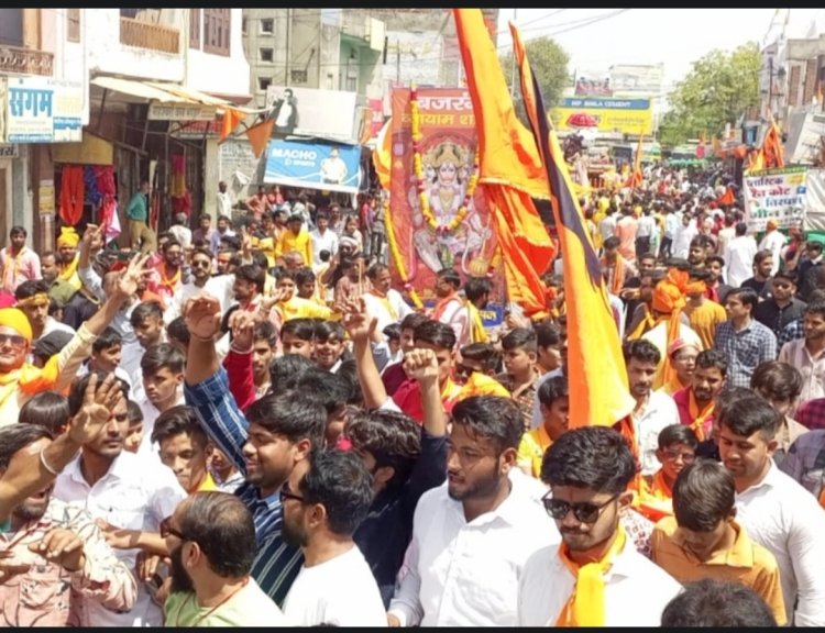 हनुमान जन्मोत्सव पर निकली शोभायात्रा:  पहलवानों ने दिखाए करतब, जगह-जगह पुष्प वर्षा कर किया स्वागत, 101 किलो के रोट का  लगाया भोग