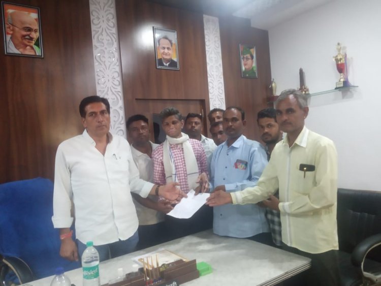 विद्यालय सहायक पंचायत शिक्षक संघ  ने कपासन प्रधान साहब श्रीमान भैरूलाल जी चौधरी को अन्ट्रैड विद्यालय सहायकों की पीड़ा सुनाई ।*
