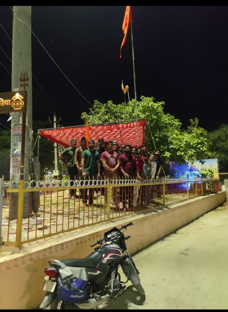 अक्षय तृतीया व परशुराम जयंती के अवसर पर 28 फीट ऊंचा भगवा ध्वज लगाया