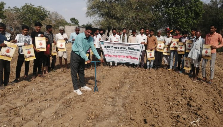 किसानों को समझाई मिट्टी का नमूना लेने की तकनीक