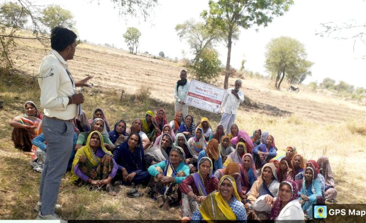 नरेगा श्रमिकों को जनकल्याणकारी योजनाओं व वित्तीय समावेशन की दी जानकारी 