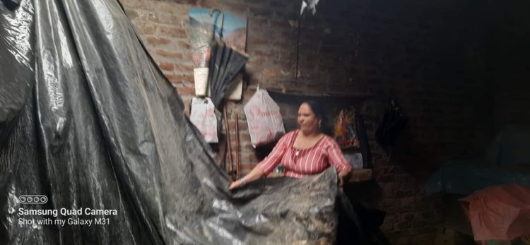 महिला टूटी हुई छत के नीचे रहने पर मजबूर