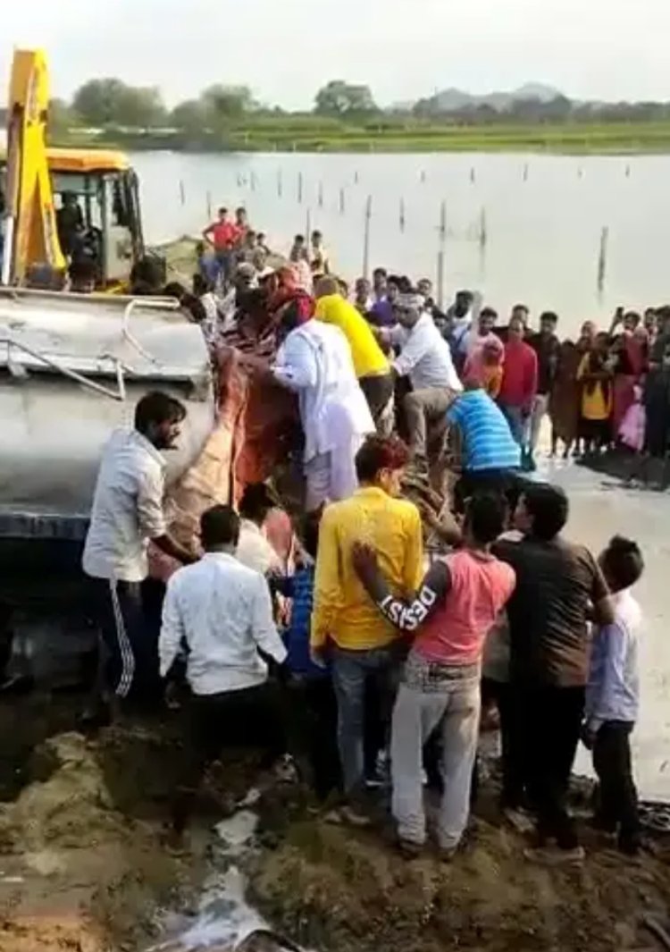 दूध का टैंकर पलटा, चालक समेत 3 की हुई मौत