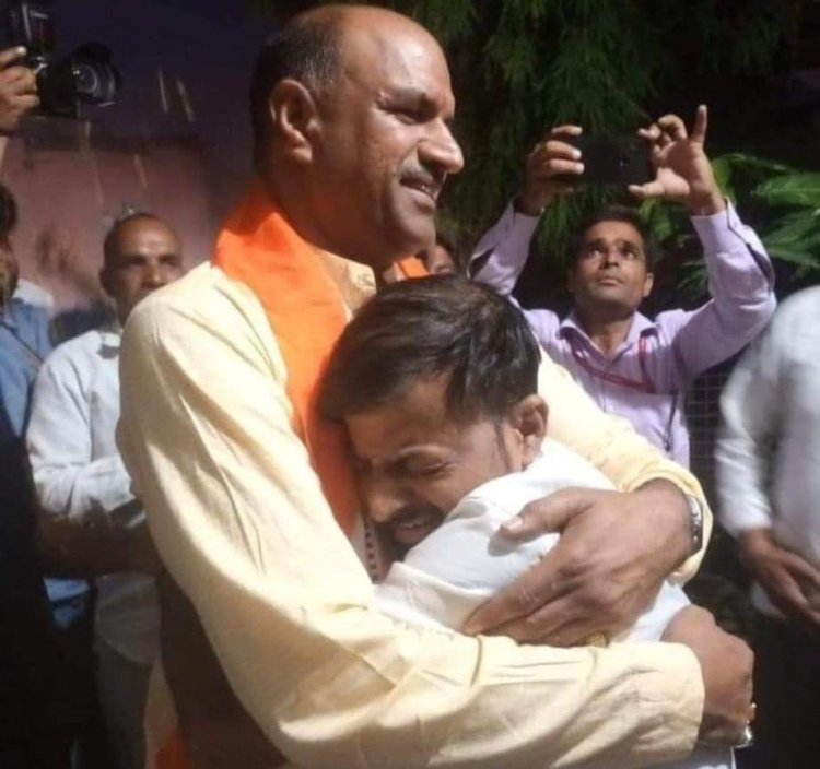 प्रदेशाध्यक्ष जोशी जब कार्यकर्त्ता से कुशलक्षेम पूछने घर पहुचे तो आँखों से झलक गये आंसु।