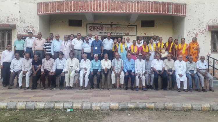 भावुक पलो के साक्षी बने वरिष्ठजन, मां के चरण धोकर लिया आशीर्वाद।