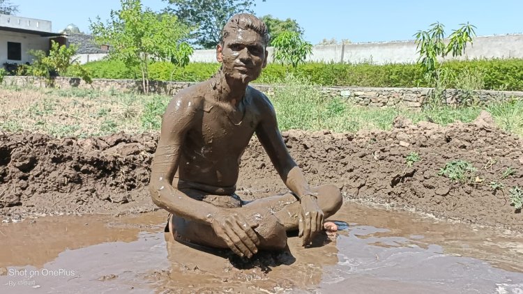 मिट्टी स्नान कर जाना प्राकृतिक चिकित्सा का राज: योगाचार्य मेनारिया