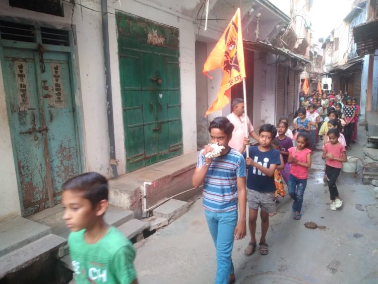 74वे रविवार को रामधुन प्रभात फेरी निकाली श्रद्धालु ओ ने किया हनुमान चालीसा का पाठ लोगों ने की पुष्प वर्षा बाल संस्कार शिविर विजेताओं का किया अभिवादन