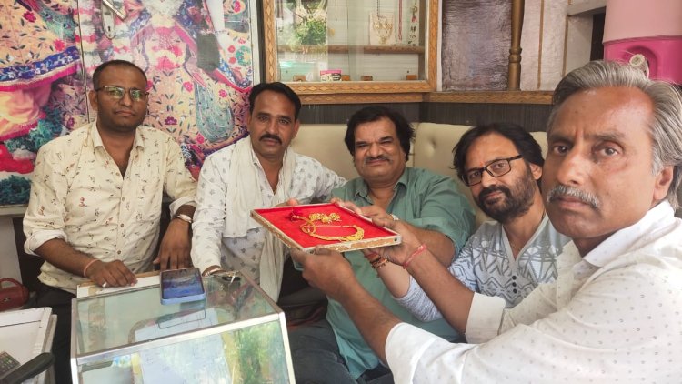बड़ी सादड़ी,बोहेडा निवासी मंदिर के पुजारी ने दिया ईमानदारी का परिचय बासी के सोने चांदी के व्यापारी का 45 ग्राम सोने से भरा बैग लौटाया