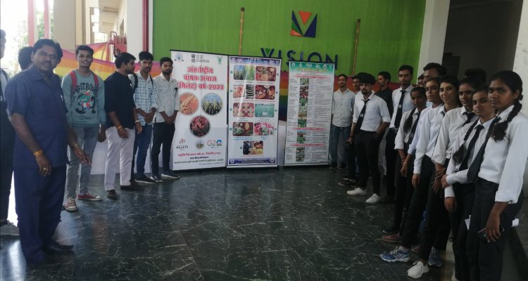 छात्रों को प्रदर्शनी में मोटा अनाज का महत्व बताया