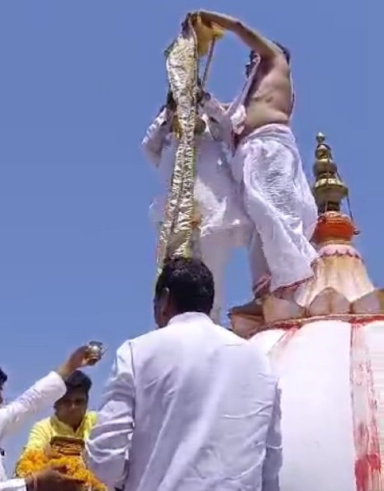 बिनोता विमलनाथ श्वेतांबर जैन मंदिर पर जयकारो के साथ ध्वजारोहण