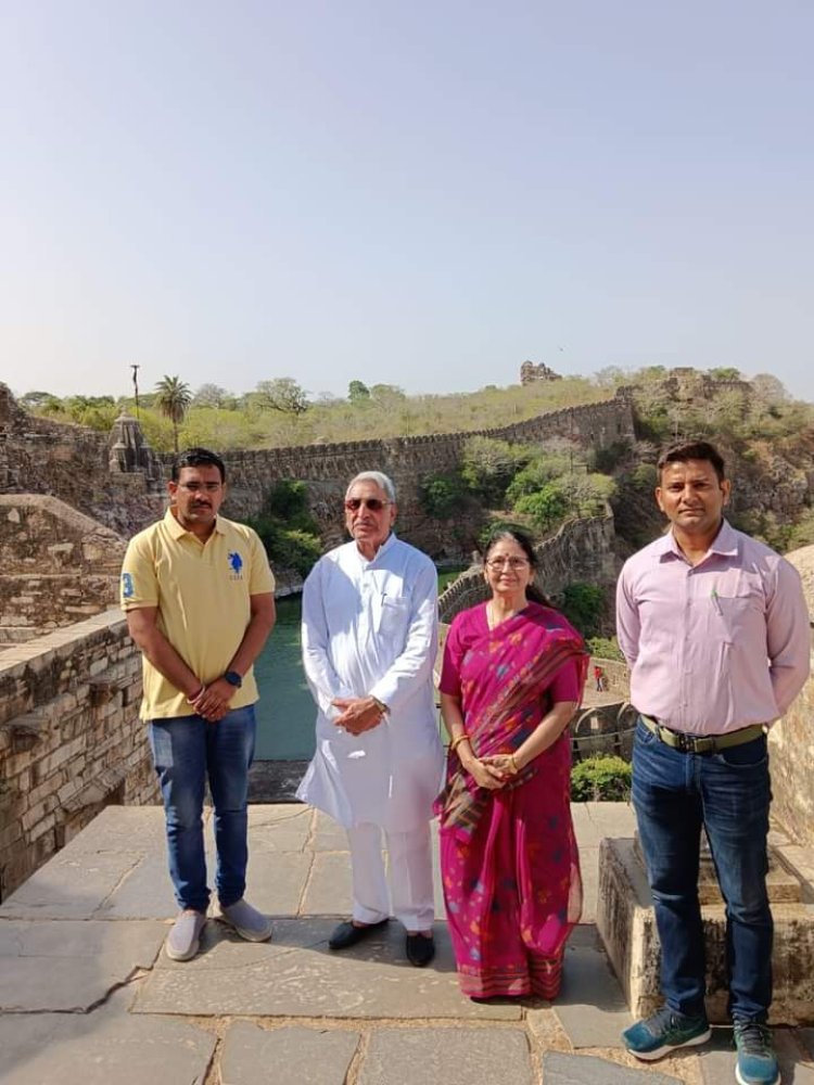 डॉक्टर चंद्रभान ने किया दुर्ग का भ्रमण।  तहसीलदार शिव सिंह साथ रहे मौजूद।