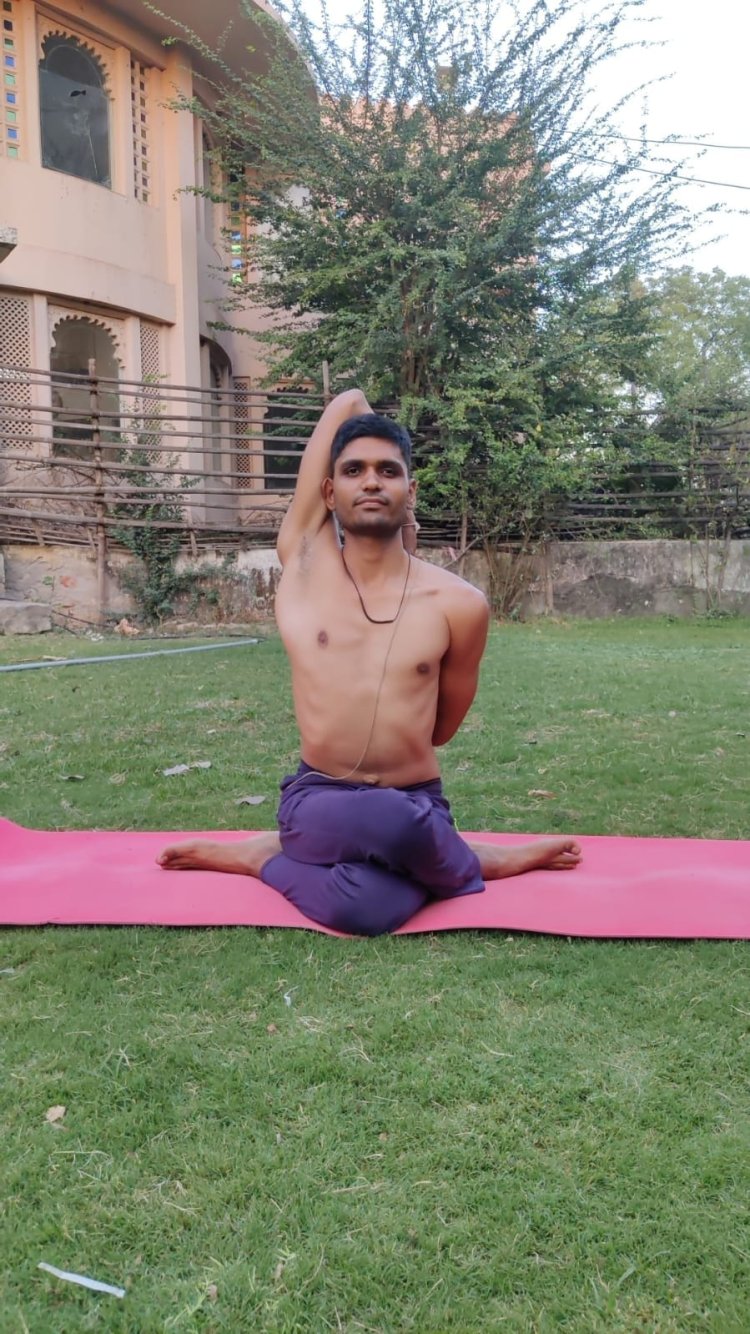 सर्वाइकल स्पॉन्डिलाइटिस के लिए राम बाण आसन है गोमुखासन : योगाचार्य मेनारिया
